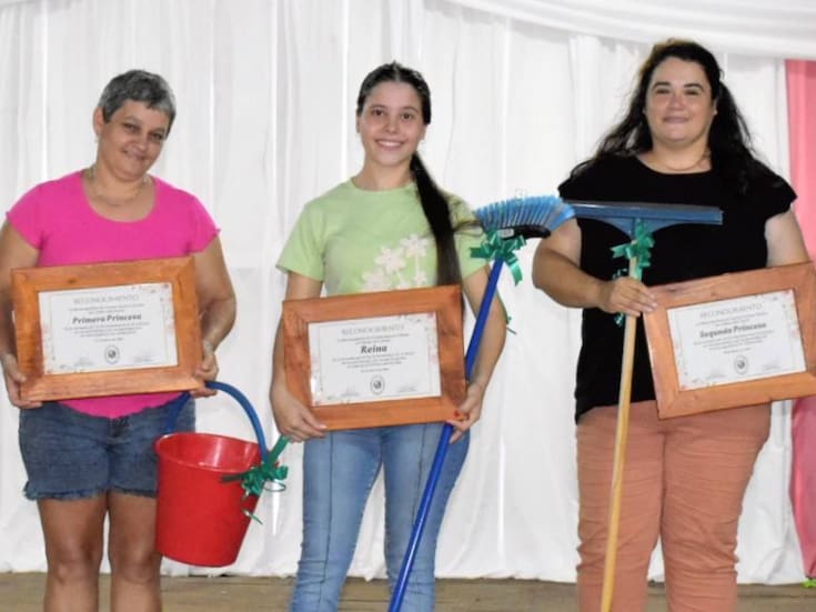 Gobierno municipal en Argentina regaló escobas y baldes por el Día Internacional de la Mujer y causó debate en las redes sociales