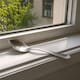 Por qué recomiendan poner una cuchara en la ventana para reducir la humedad en casa y cómo este sencillo truco ayuda a prevenir moho y malos olores