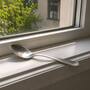 Por qué recomiendan poner una cuchara en la ventana para reducir la humedad en casa y cómo este sencillo truco ayuda a prevenir moho y malos olores