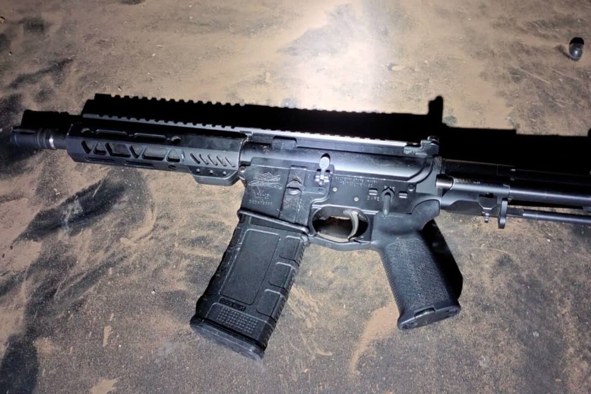 Arrestan a tres armados con fusil que robaron un auto