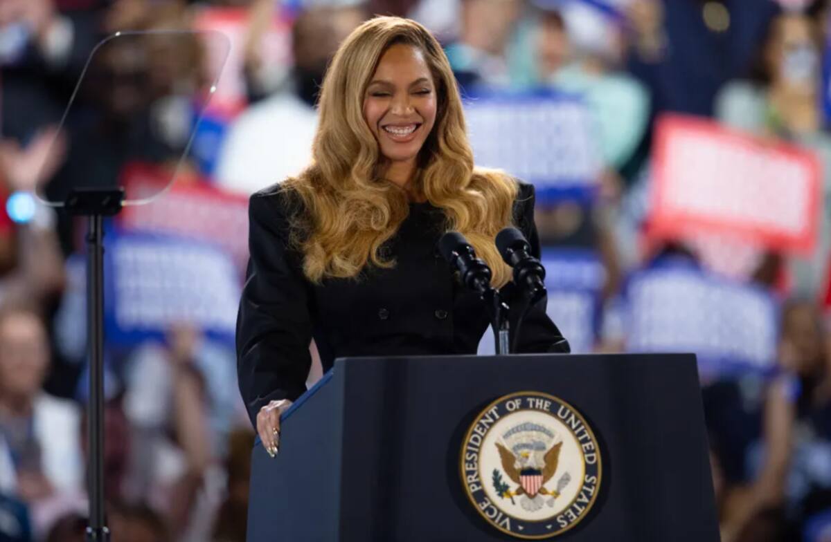 La cantante estadounidense Beyoncé, durante un acto de campaña de la vicepresidenta de Estados Unidos. Kamala Harris, el 25 de octubre de 2024. / EFE-Carlos Ramírez