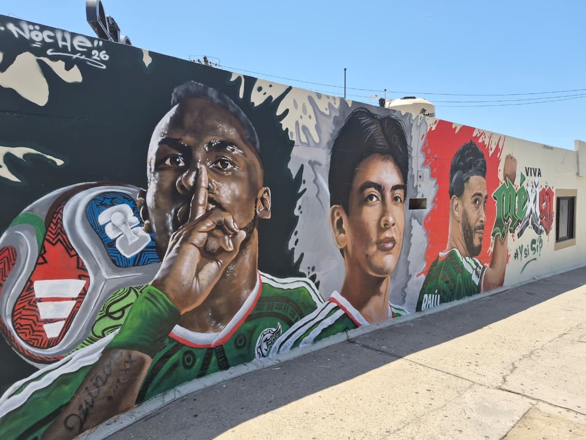 El artista urbano Noche ADN plasmó a tres figuras de la Selección Mexicana en un mural ubicado en la avenida Ryerson, en reconocimiento a su actuación durante el Mundial de 2026.
Fotos: Border Zoom.