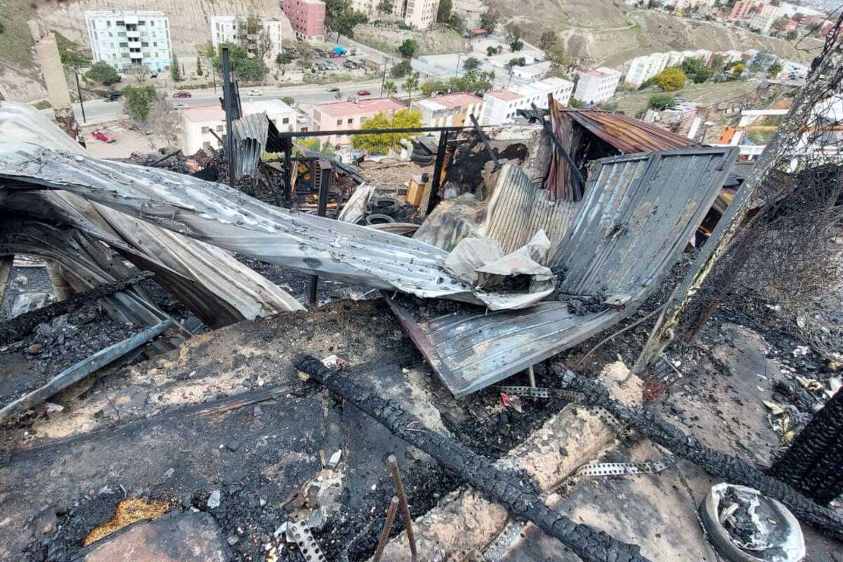 Incendio consume automóvil y terreno usado como iglesia