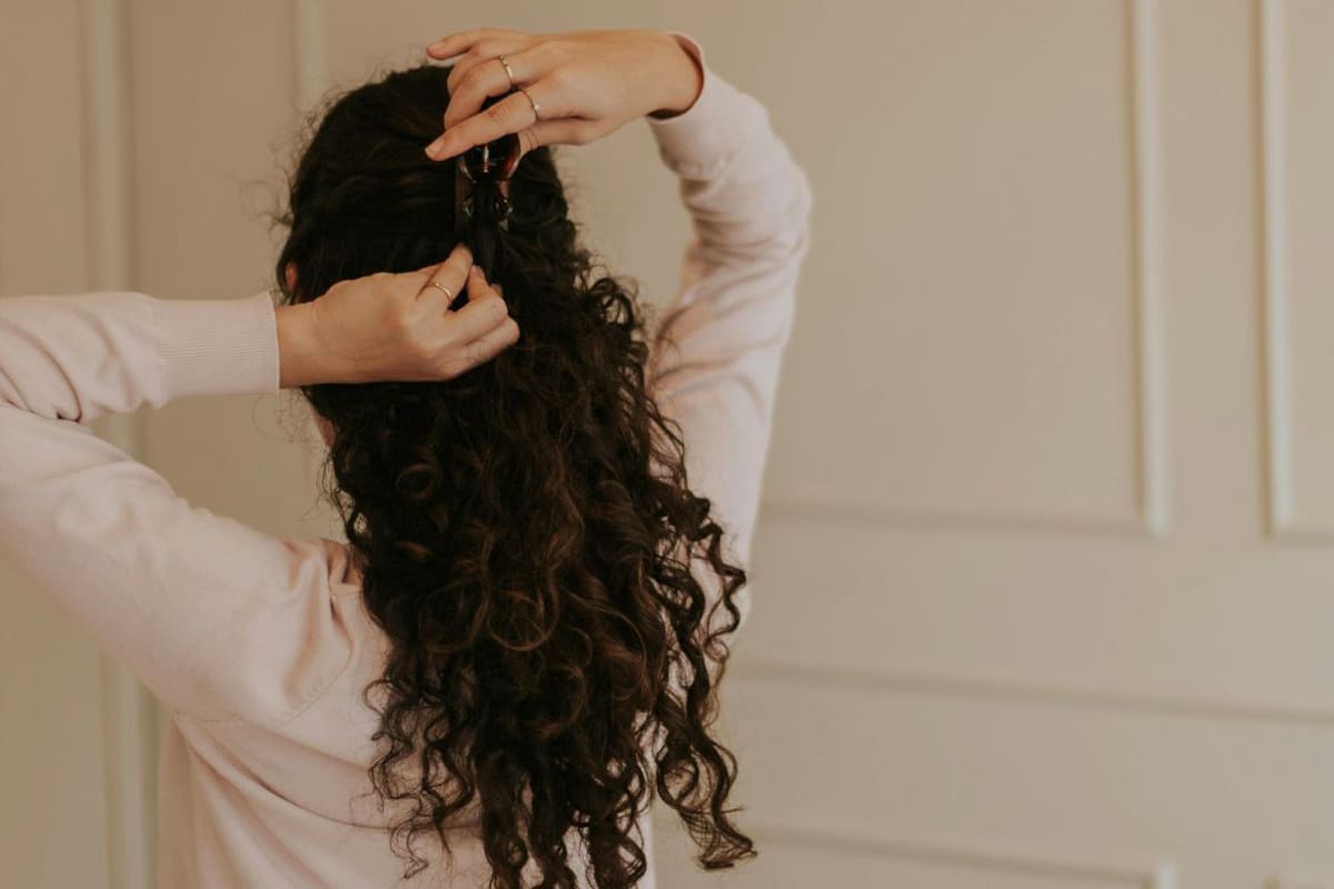 Cómo revivir rizos durmientes con solo agua y acondicionador