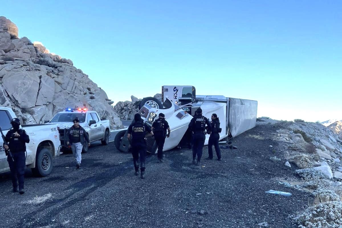 Auxilian a conductor tras volcadura en La Rumorosa