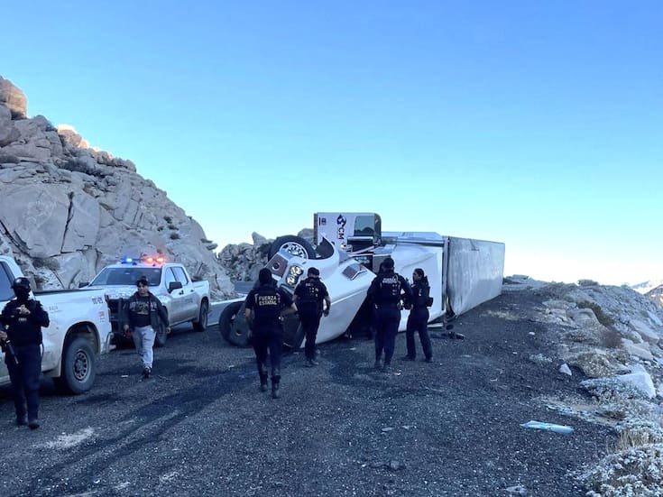 Auxilian a conductor tras volcadura en La Rumorosa