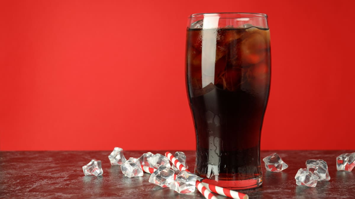 Un nuevo estudio sugiere que beber agua en lugar de refrescos dietéticos puede ayudar a perder más peso y lograr la remisión de la diabetes tipo 2, especialmente en mujeres/Foto: Canva