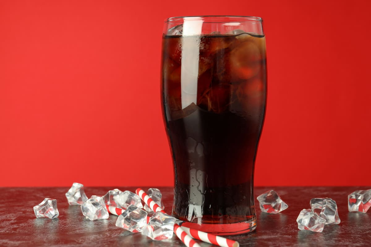 Beber un vaso grande de agua en lugar de refresco podría ayudar a controlar la diabetes y a perder peso