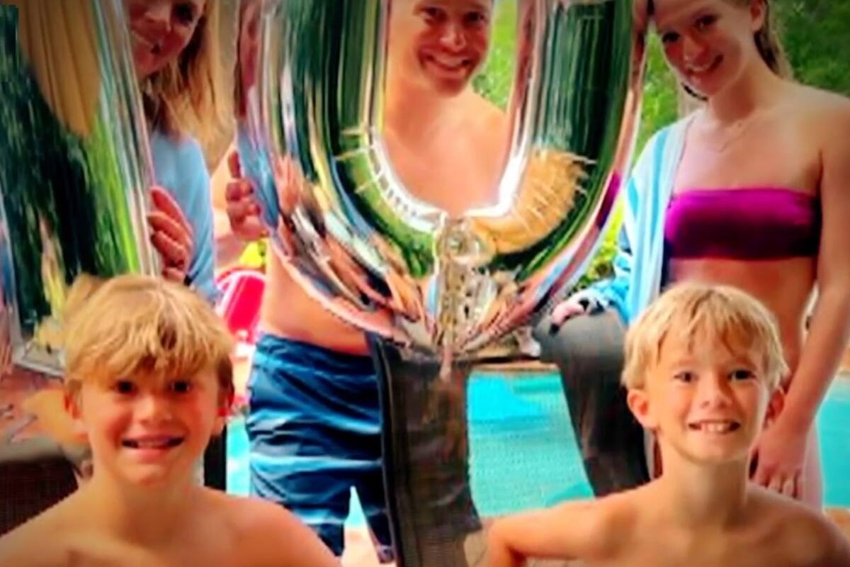 Gemelos de 10 años salvan a su padre de ahogarse en una piscina con técnicas que vieron en una película