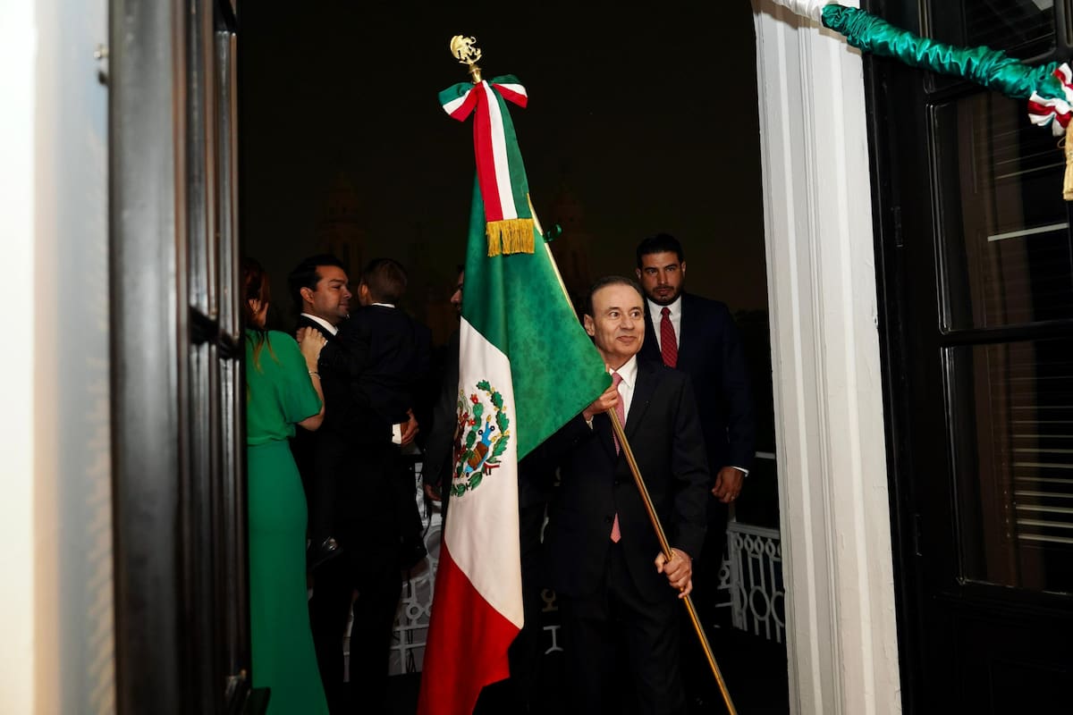 Gobernador Alfonso Durazo encabezó el Grito de Independencia entre lluvia y aplausos