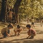 Expertos afirman que crecer jugando libremente en la calle sin supervisión no generó traumas y permitió a generaciones anteriores desarrollar autonomía, confianza, creatividad y mejor salud mental