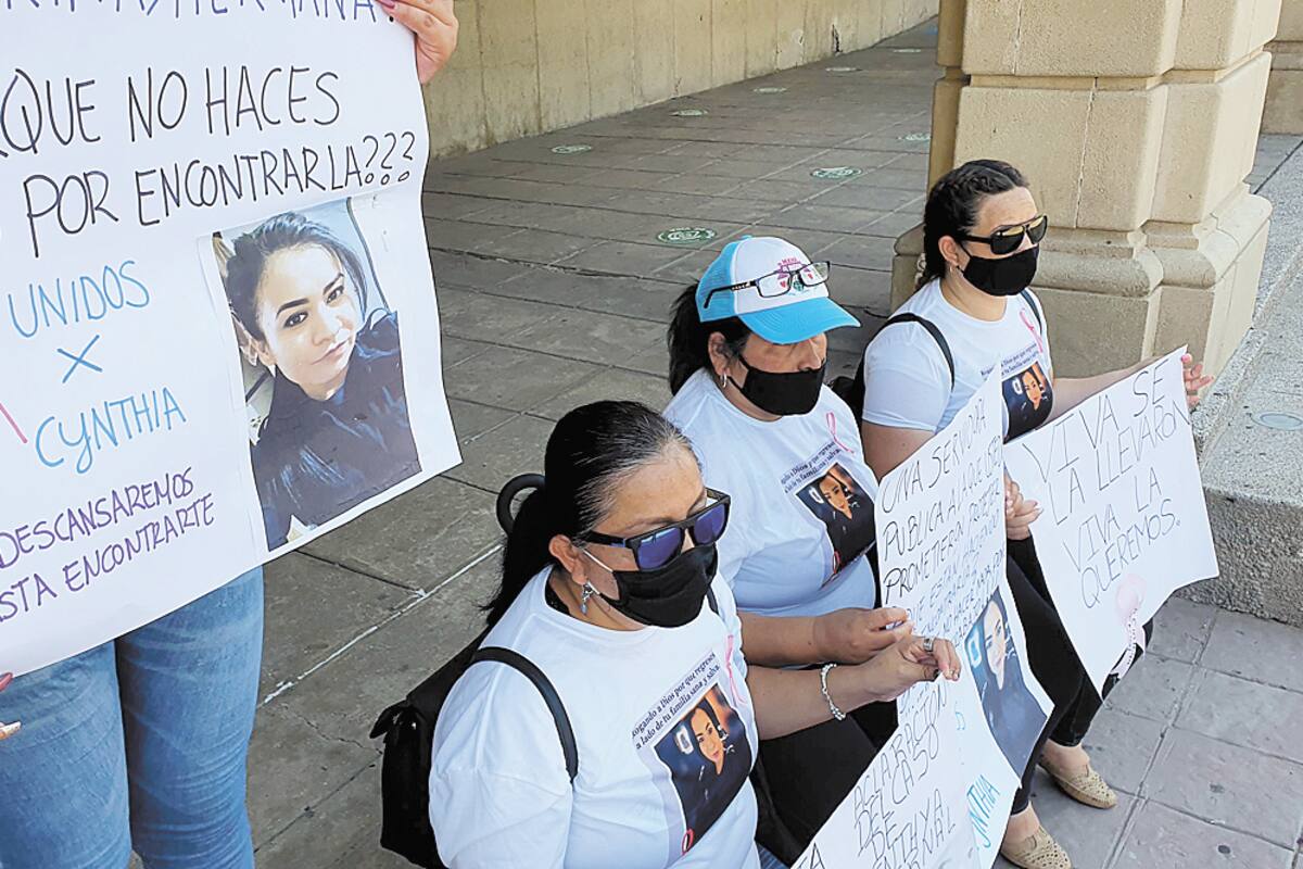 "Si los que se la llevaron leen esto, por favor devuélvanla": Madre de mujer policía desaparecida
