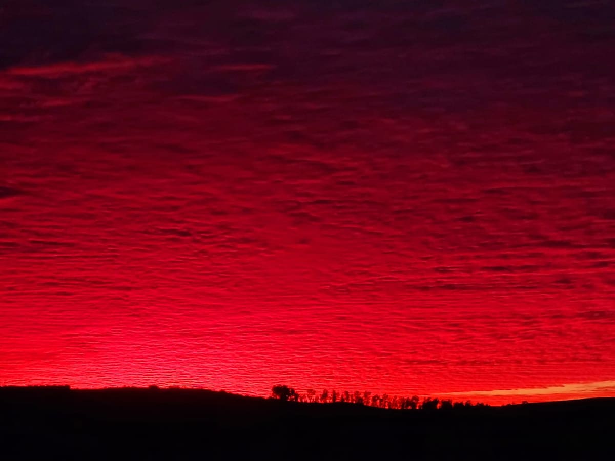 El cielo se tiñó de un rojo intenso, creando la ilusión de un mar rojo. Foto: Sergio Ortiz