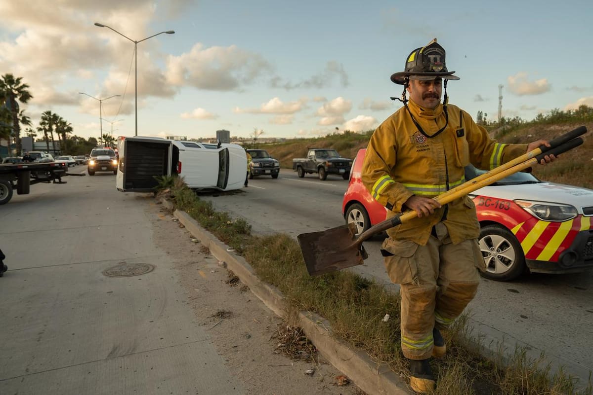 Una Nissan Frontier terminó volcada y una camioneta Mazda quedó sobre la banqueta tras impactarse contra el cerco de Mundo Divertido; no se reportaron lesionados de gravedad. Foto: Border Zoom