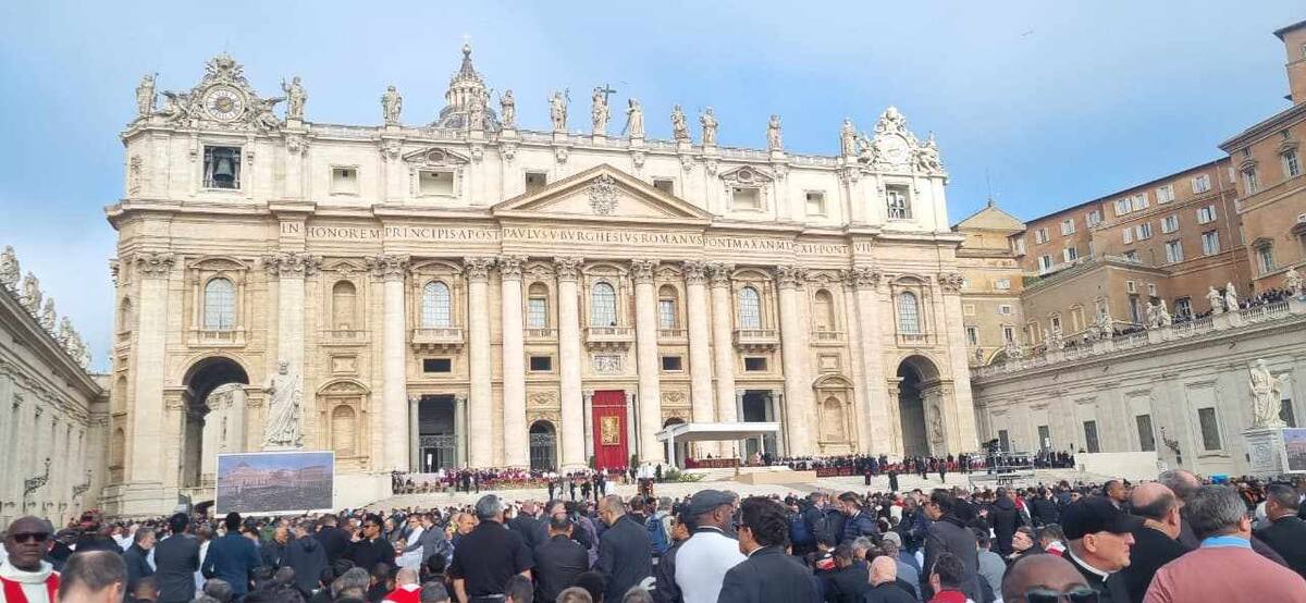 Imagen de la Plaza de San Pedro, donde este sábado se realizó el funeral del Papa Francisco. | Cortesía: Padre Jesús Manuel Silva Moreno