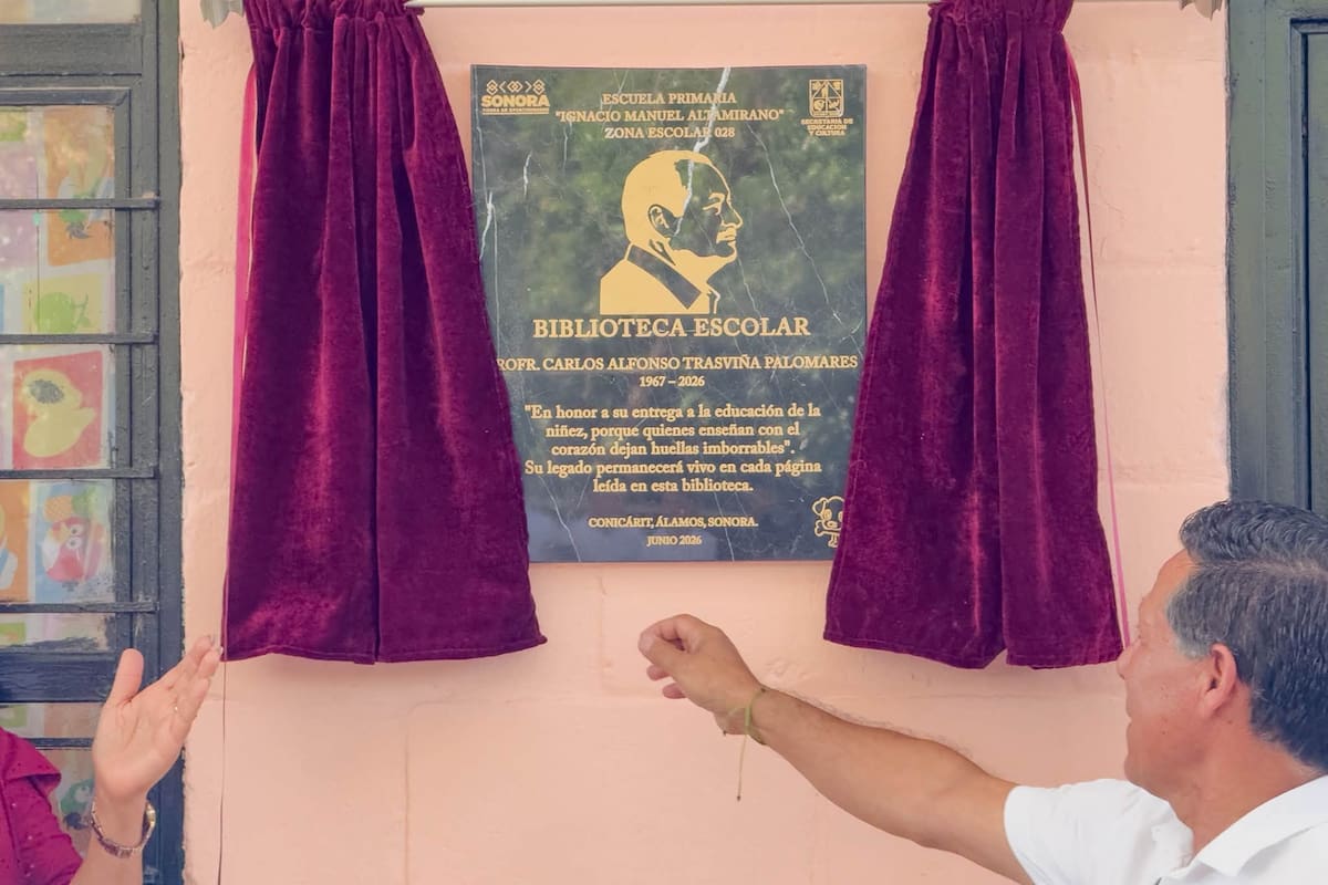 Rinden homenaje al profesor Carlos Alfonso Trasviña Palmares en la Primaria Ignacio Manuel Altamirano en Álamos