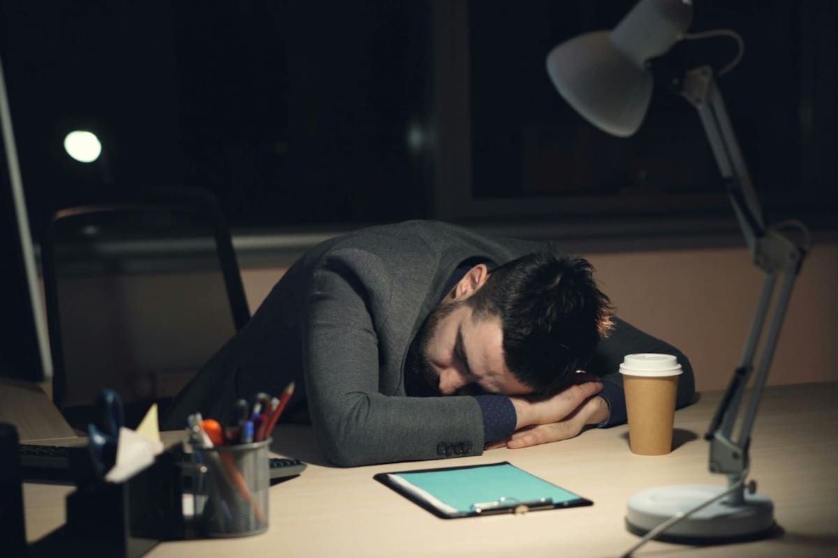¿Por qué dormir mal puede hacerte comer más? El poco descanso altera hormonas, incrementa el hambre y favorece hábitos que contribuyen al aumento de peso