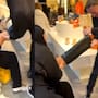 A mujer se le quedan atoradas botas de 19 mil pesos de la marca Givenchy mientras se las probaba