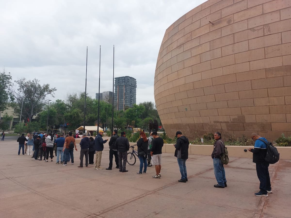 Los funcionarios de casilla siguen instalando el espacio. Foto: Sergio Ortiz
