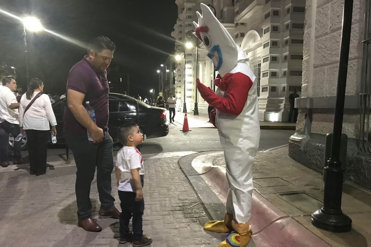 Estudiante de prepa se viste de Forky para solventar sus gastos