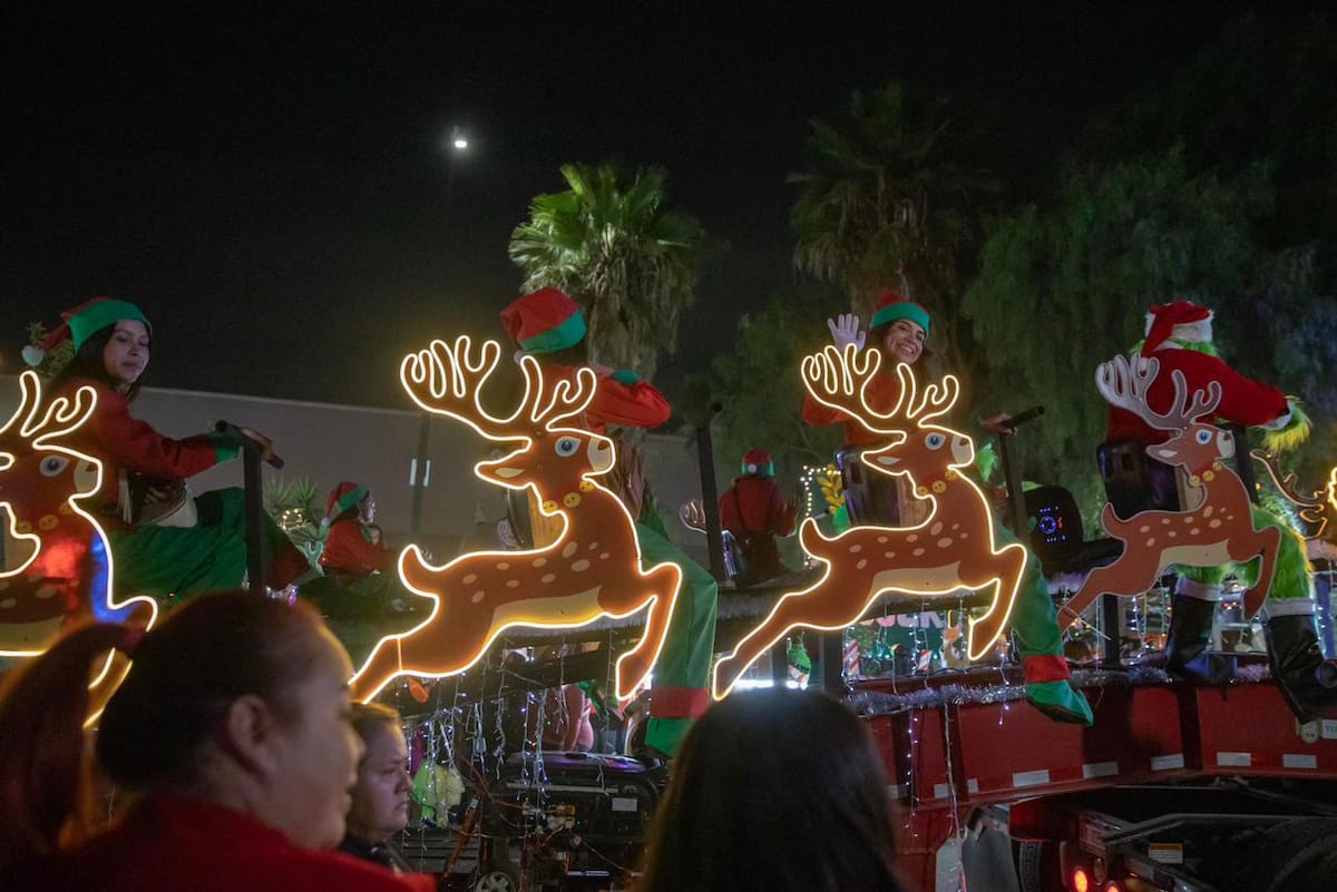 El bulevar Insurgentes se llenó de luces, música y familias durante la caravana navideña que recorrió esta vialidad y concluyó en el Parque Morelos. Foto: Border Zoom