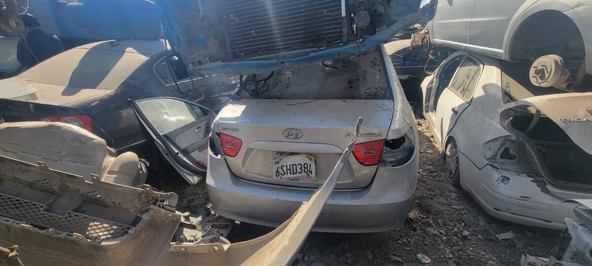 Hyundai Elantra, modelo 2008, placas de California, con reporte de robo del 12 de febrero de 2023.