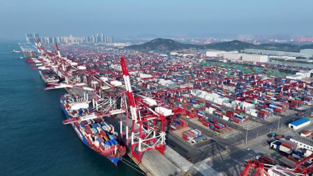 (250501) -- QINGDAO, 1 mayo, 2025 (Xinhua) -- Vista aérea tomada con un dron el 30 de abril de 2025 de buques de carga atracados en un muelle de contenedores del puerto de Qingdao, en Qingdao, en la provincia de Shandong, en el este de China. Este año, el puerto de Qingdao ha ampliado activamente sus rutas de transporte marítimo internacional, especialmente para la Asociación de Naciones del Sudeste Asiático (ASEAN). (Xinhua/Li Ziheng) (jg) (ah) (vf)