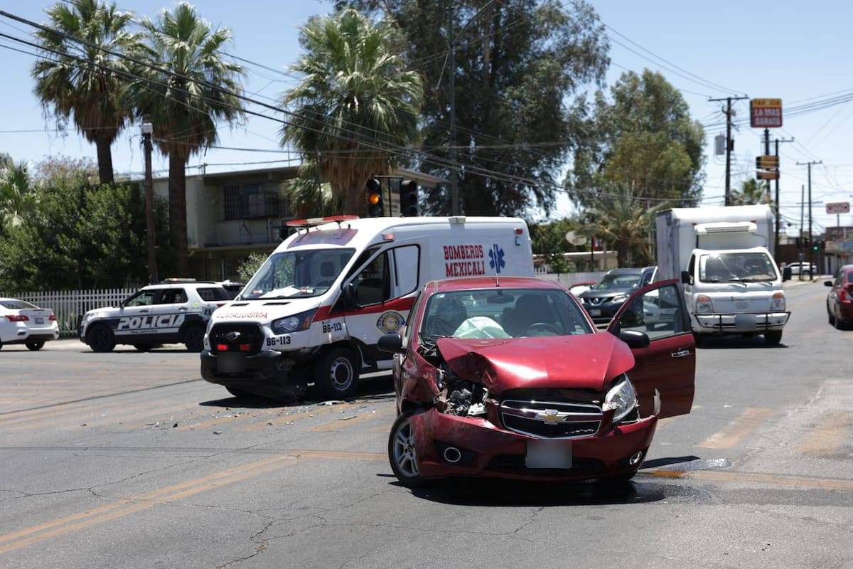 En traslado, ambulancia de bomberos choca contra carro