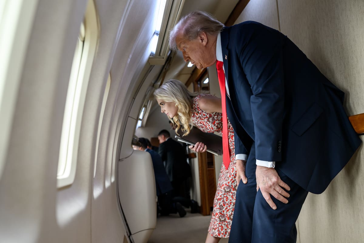 Natalie Harp, la asesora de Trump, viajó en la cajuela de una camioneta para no alejarse de él y, aunque su cercanía con el presidente genera tensiones en la Casa Blanca, forma parte de su círculo más cercano