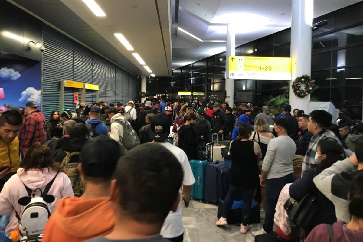 Pasan Navidad cientos en el aeropuerto