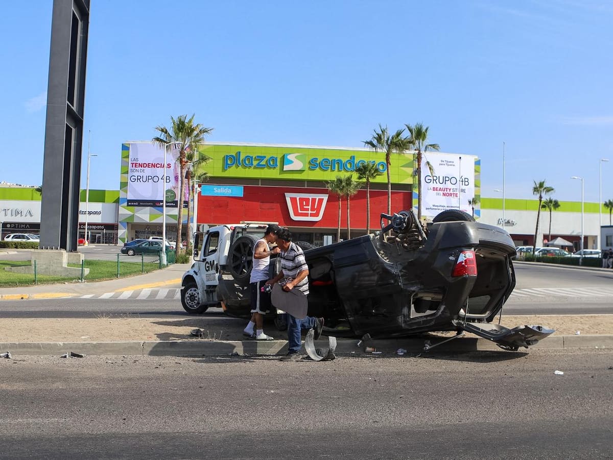 El conductor, de aproximadamente 25 años, salió por sus propios medios y no requirió atención médica; el accidente ocasionó afectaciones temporales al tránsito. Foto: Border Zoom.