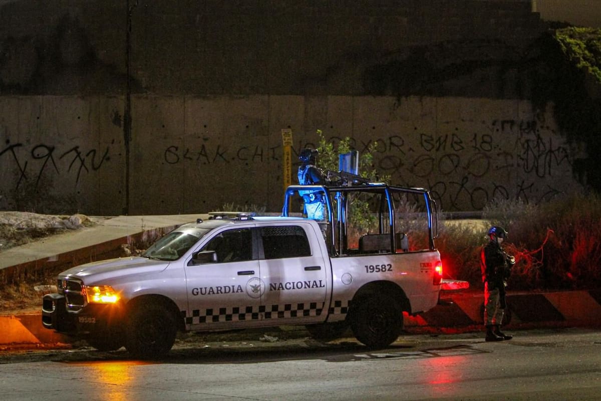 El cadáver de un hombre envuelto en una lona fue encontrado durante la madrugada de este martes a un costado del bulevar 2000, en la zona de Terrazas del Valle. Foto: Cortesía