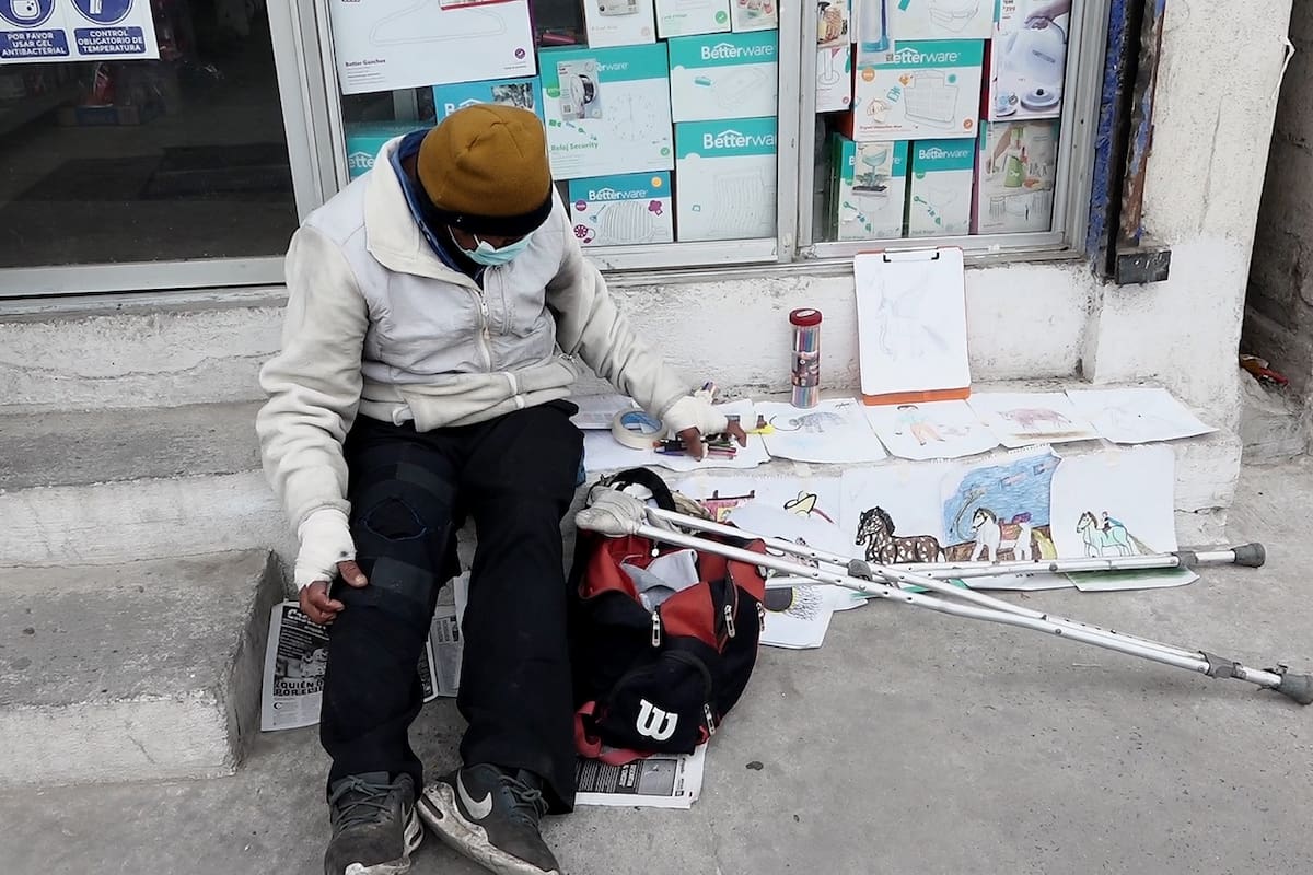 VIDEO: Adulto mayor vende dibujos para sobrevivir en Tijuana