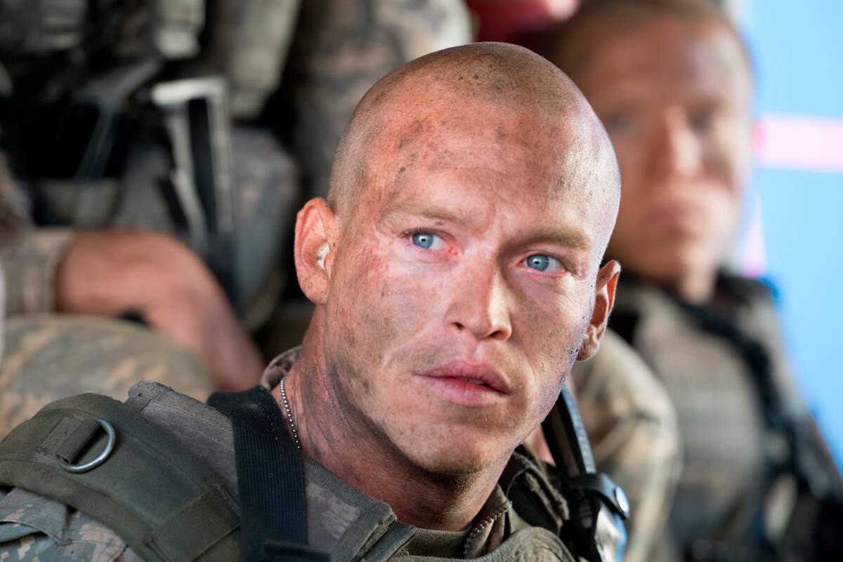 En esta imagen difundida por Screen Media, Caleb Landry Jones en una escena de la película "The Outpost". (Screen Media vía AP)