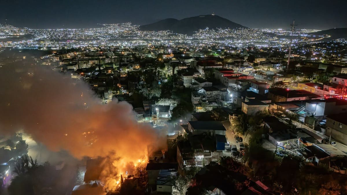 Bomberos combatieron el incendio que afectó seis viviendas en la colonia Lázaro Cárdenas. Foto: Border Zoom