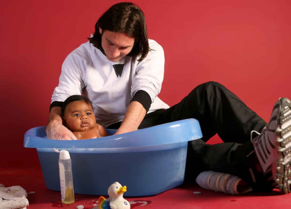 Lionel Messi baña en una bañera a Lamine Yamal de meses de nacido. (Foto: UNICEF)