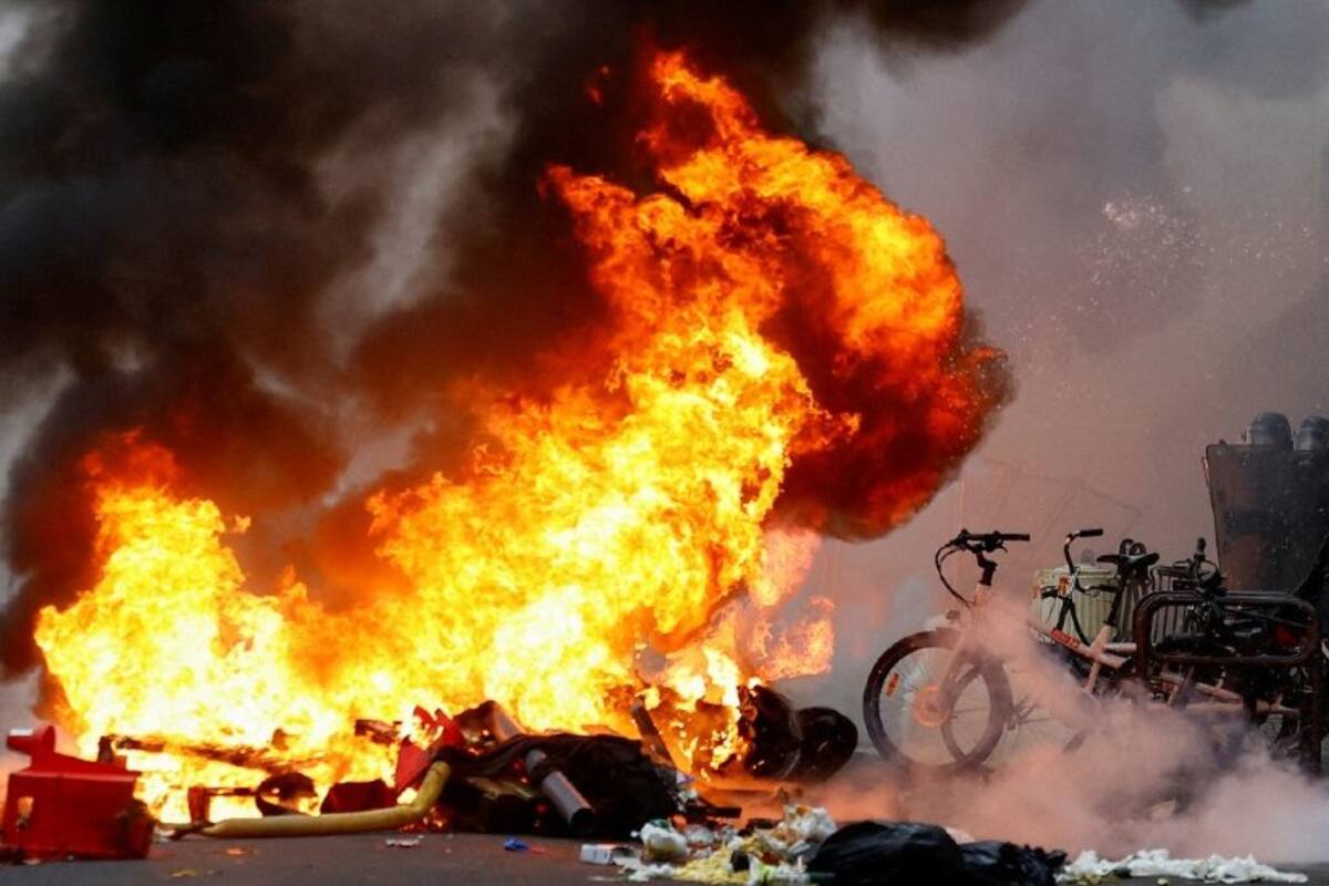 Las impactantes imágenes de la violencia en París tras una protesta por un ataque que dejó 3 muertos