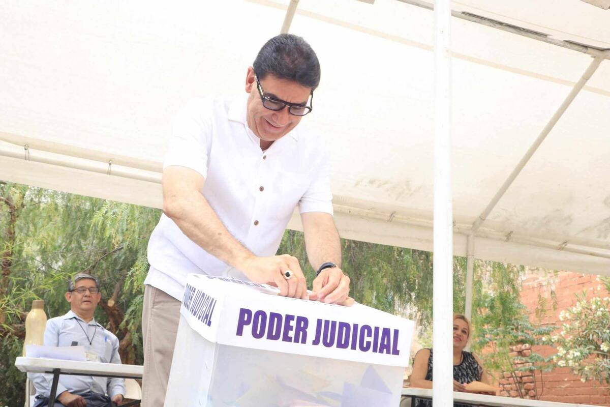 Ejerce su voto alcalde de Nogales