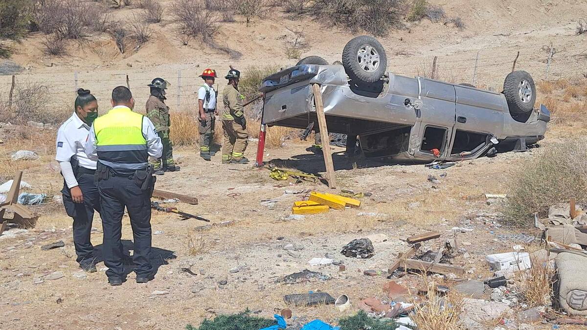 Tres personas heridas tras volcadura en la carretera Mina Pilares; joven detenido por autoridades