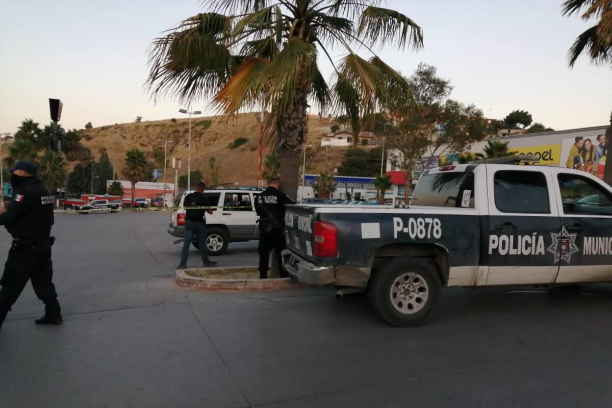Lo ejecutan en pleno estacionamiento de un centro comercial
