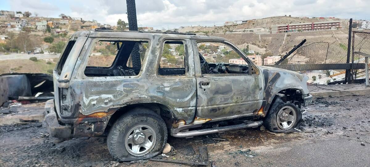 Un vehículo estacionado en la vía pública fue alcanzado por las llamas.