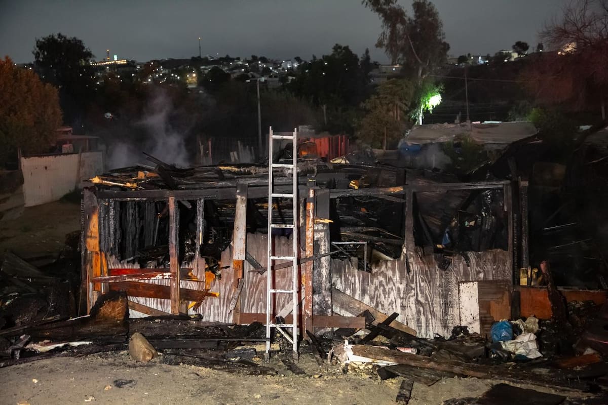 Un incendio registrado la noche del jueves consumió por completo una casa y una traila ubicadas a un costado de la Vía Rápida Alamar. Fotos: Border Zoom