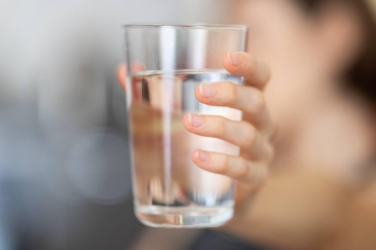 ¿Qué significa aceptar o rechazar una vaso de agua en una entrevista de trabajo? Esto dicen los expertos