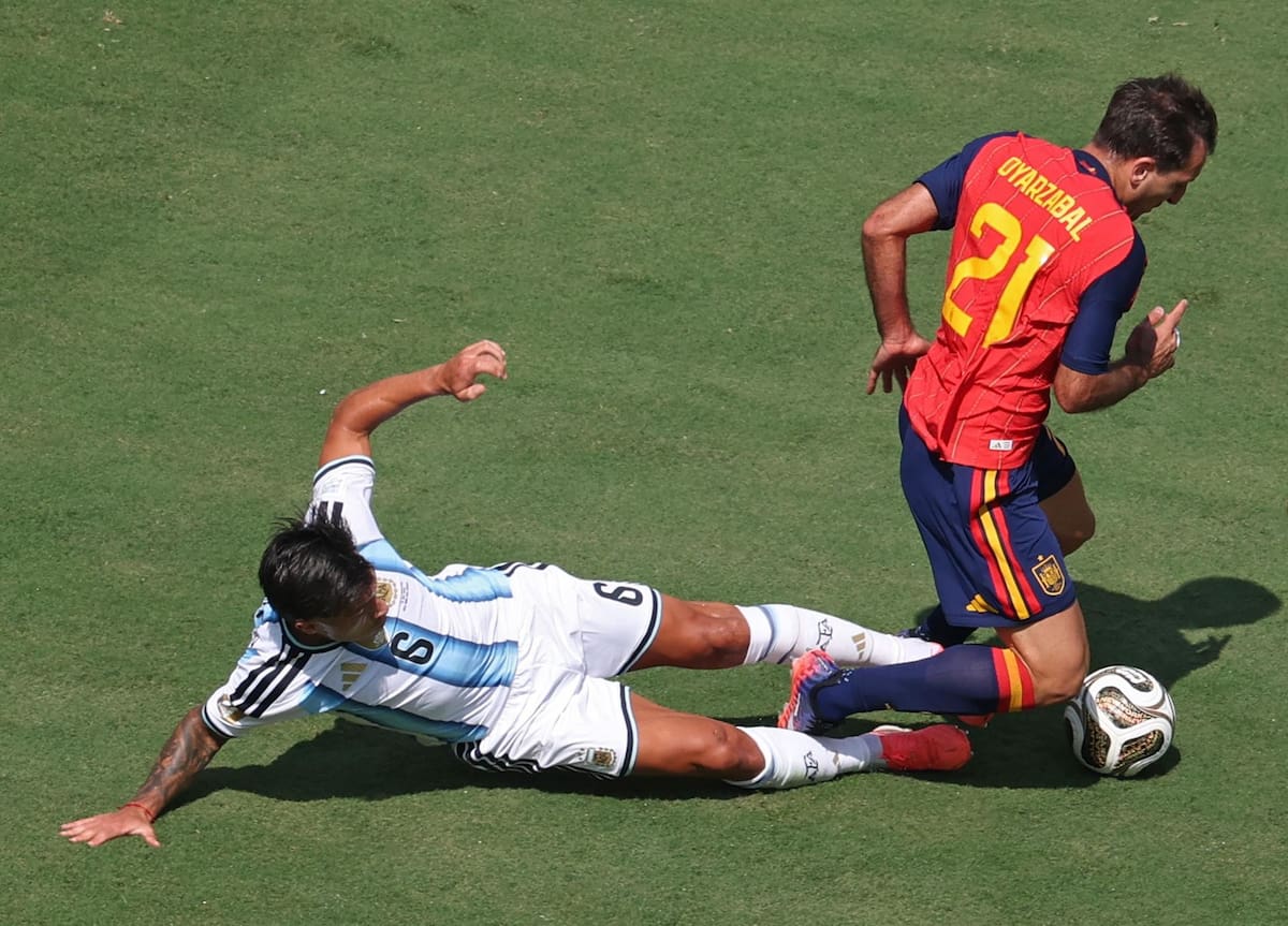 Lisandro Martínez de Argentina se lesiona al barrerse. (Foto: EFE/EPA/SARAH YENESEL)