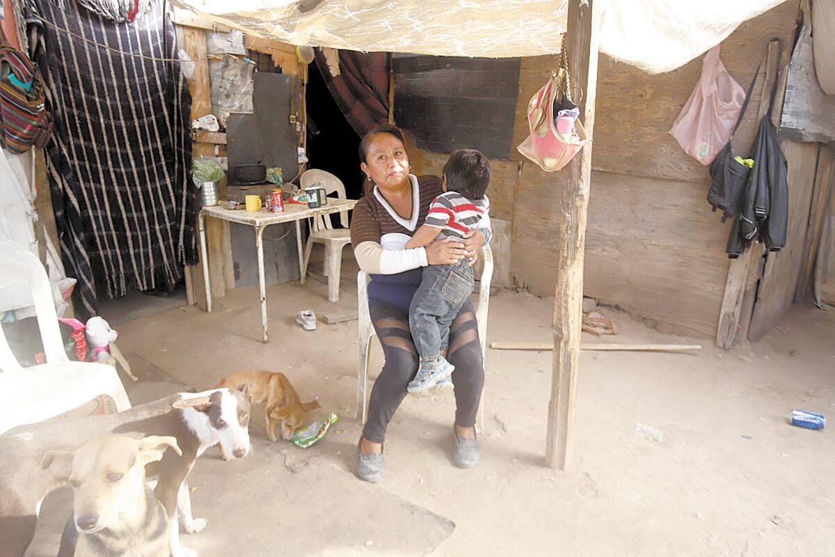 “Los chamacos no traen zapatos y ya empezamos a sentir el frío”