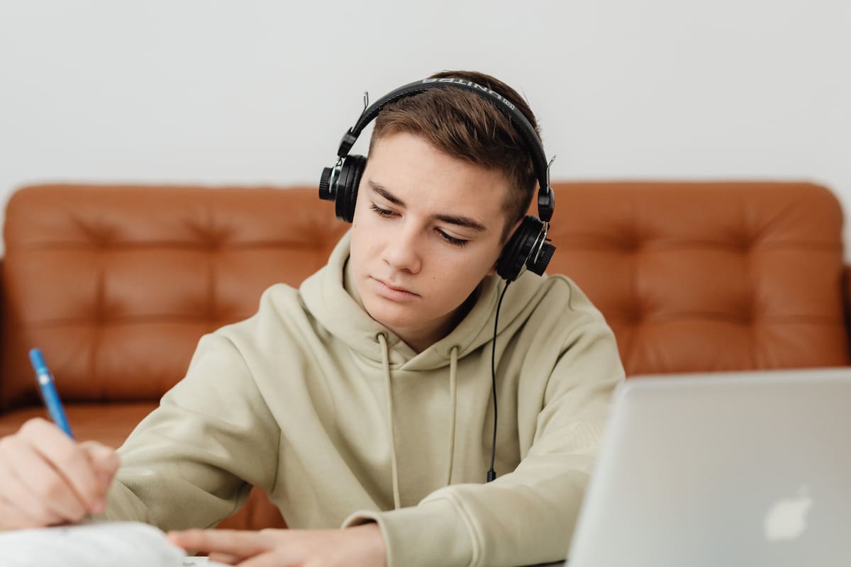 Escuchar música podría protegerte de la demencia, según nuevo estudio