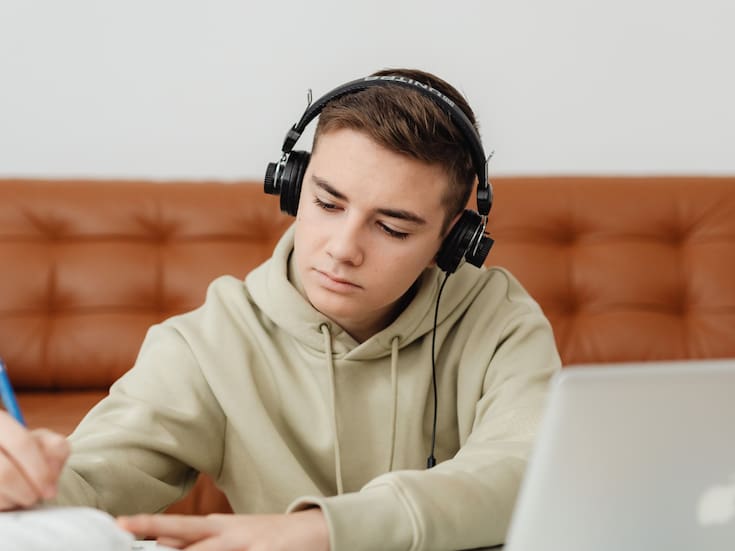 Escuchar música podría protegerte de la demencia, según nuevo estudio