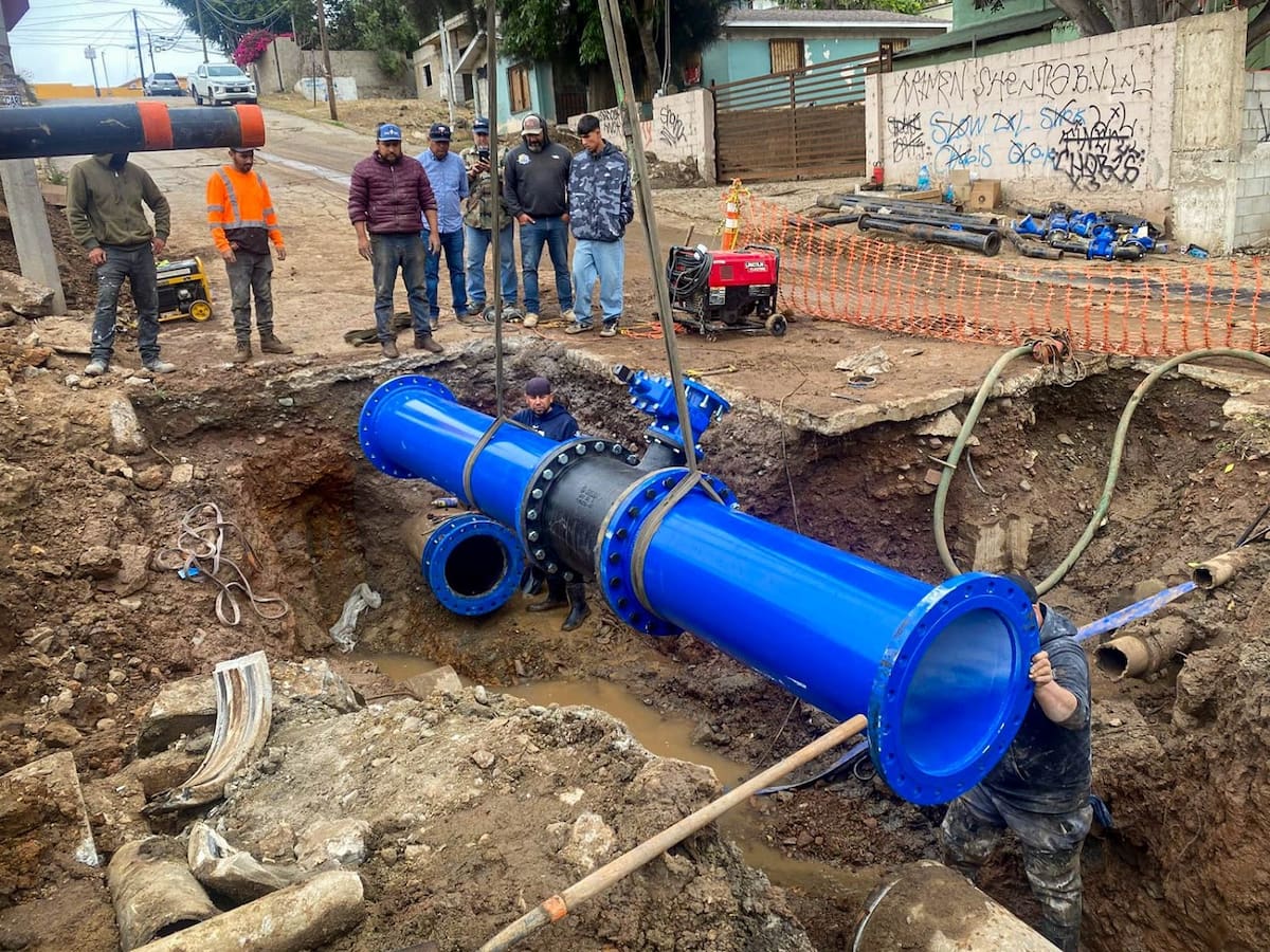 Las labores consistieron en la reposición de un tramo de la tubería de agua potable de 18 pulgadas de diámetro.