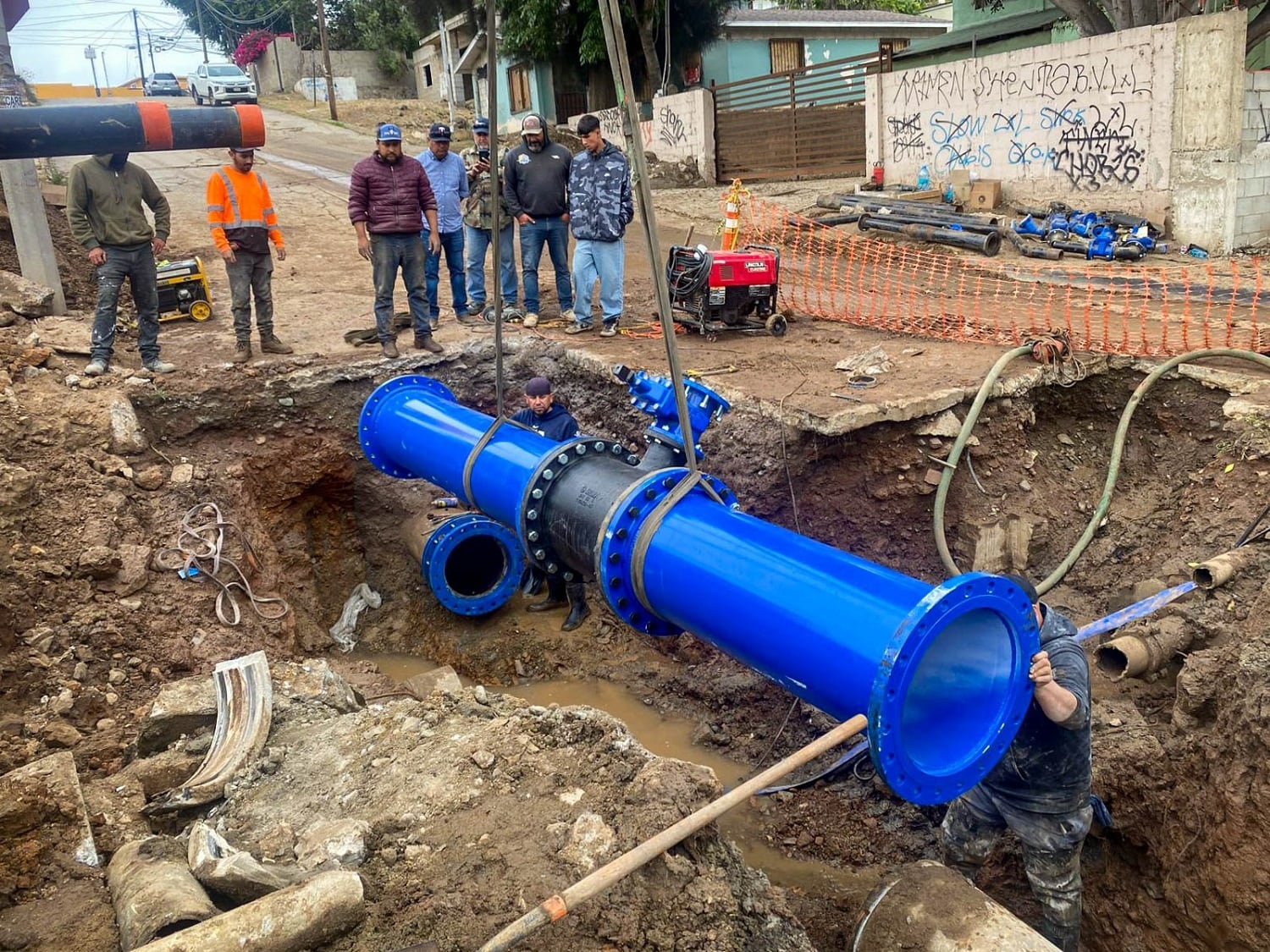 Las labores consistieron en la reposición de un tramo de la tubería de agua potable de 18 pulgadas de diámetro.