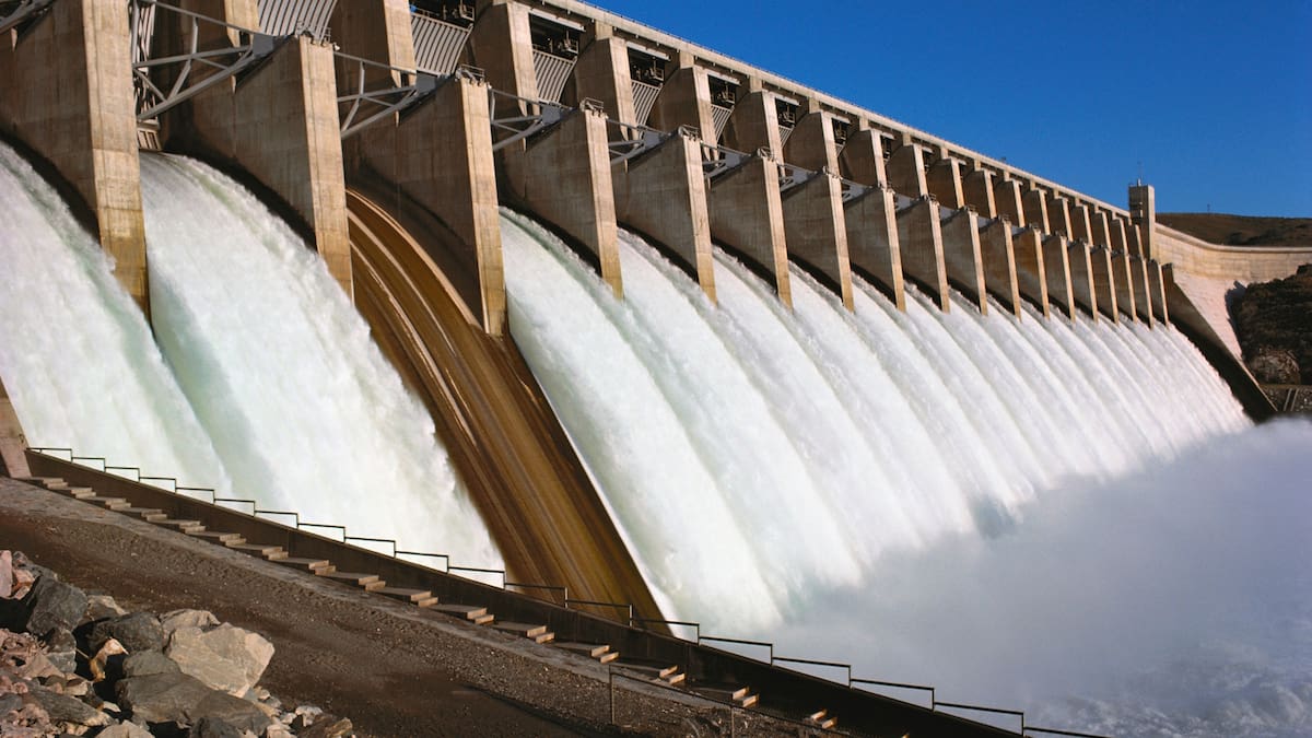 China amplía su capacidad de almacenamiento energético mediante embalses y sistemas de bombeo para equilibrar la generación renovable y garantizar el suministro eléctrico.